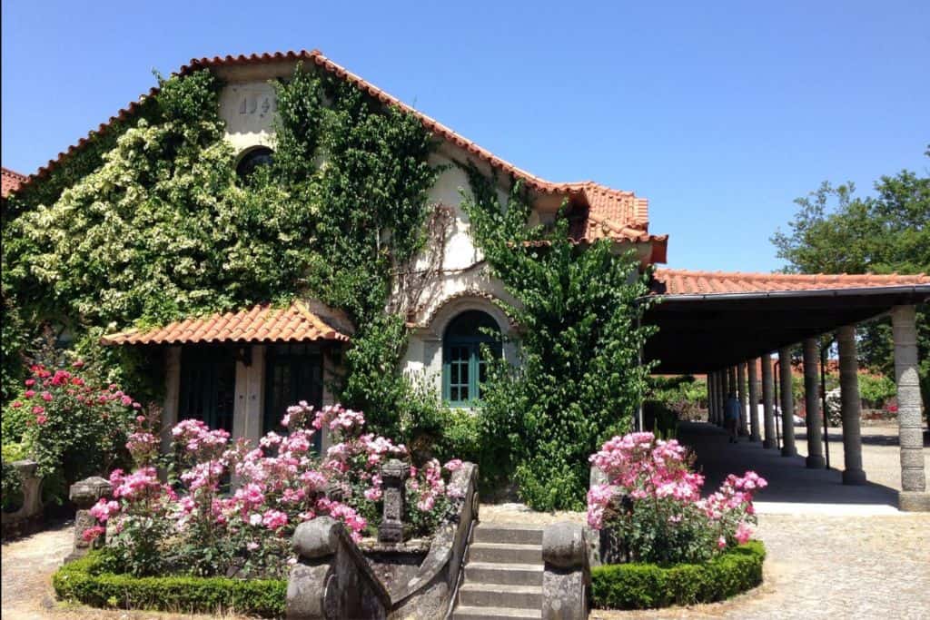 The outside of the winery at  Quinta Avelada .